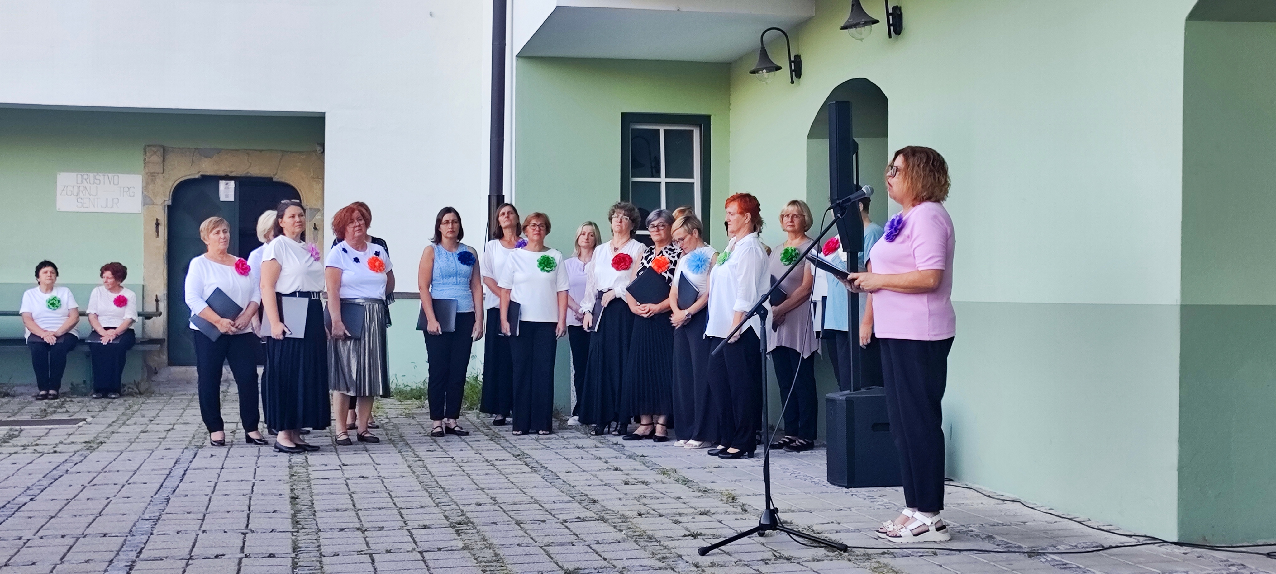 Avtorica razstave Darja Jan in ŽePZ skl. Ipavcev Šentjur